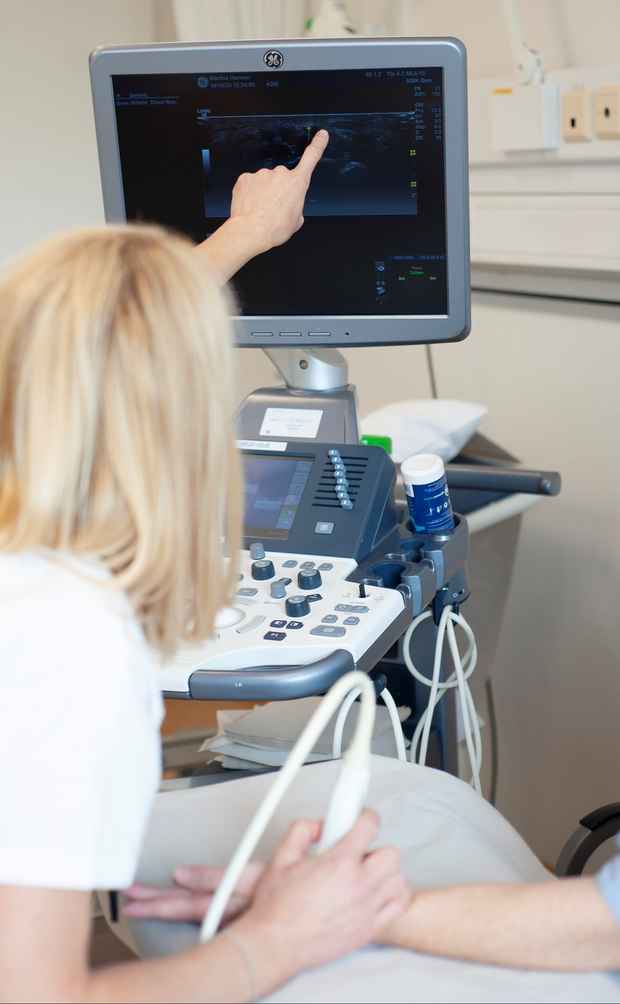 Revmatolog ved MHH gjennomfører ultralydundersøkelse